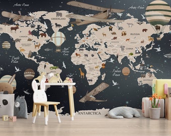 Könnte beinhalten: Eine Weltkarten-Wandtapete mit dunkelblauem Hintergrund und weißen Sternen. Die Karte ist beige mit Illustrationen von Tieren und Kontinenten. Der Text "Arktischer Ozean", "Pazifischer Ozean", "Indischer Ozean", "Nordatlantischer Ozean", "Grönland", "Kanada", "Vereinigte Staaten von Amerika", "Russland", "China", "Australien" und "Antarktis" ist auf der Karte sichtbar.