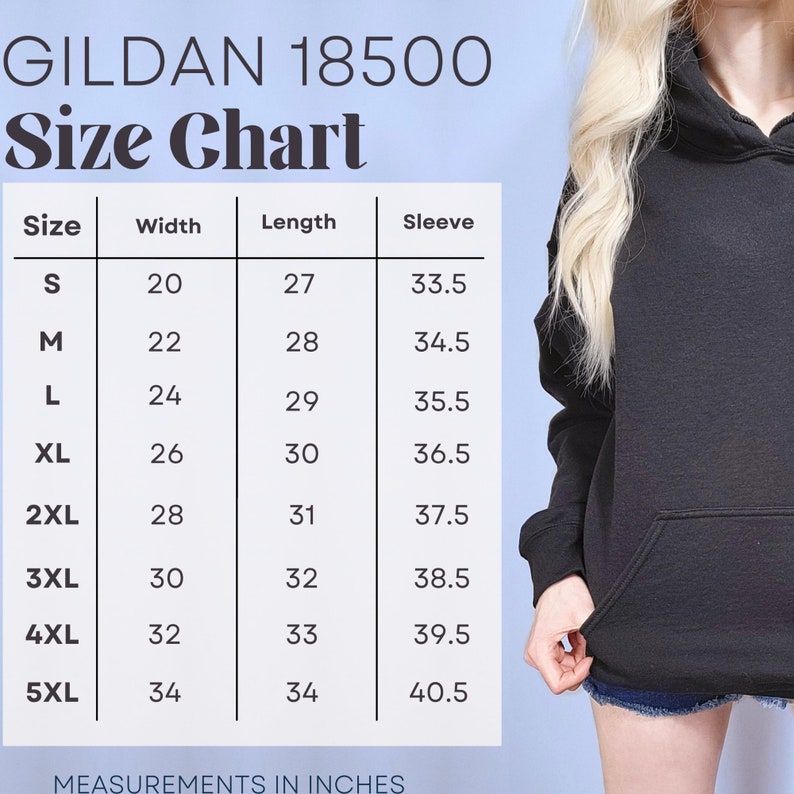K&ouml;nnte beinhalten: Gr&ouml;&szlig;entabelle f&uuml;r einen Gildan 18500 Hoodie, mit Ma&szlig;en in Zoll. Die Tabelle listet die Gr&ouml;&szlig;en S bis 5XL mit den entsprechenden Breiten-, L&auml;ngen- und &Auml;rmelma&szlig;en auf. Ein schwarzer Hoodie ist teilweise auf der rechten Seite des Bildes zu sehen.