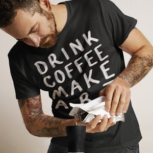 Kaffee trinken machen Kunst T-Shirt, Geschenk für Künstler Maler Kunstlehrer Grafikdesigner, Malerei T-Shirt, kreatives Shirt für Makers
