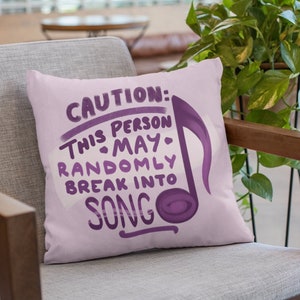 Almohada divertida con texto "Precaución: puede convertirse en canción", regalo para músicos, amantes de la música, niños, actores de teatro comunitarios, cojín morado para sofá