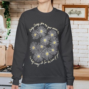 Puede incluir: Una sudadera gris oscuro con un diseño de margarita blanca y el texto "Daisy, Daisy give me your answer do, I'm half crazy all for the love of you."