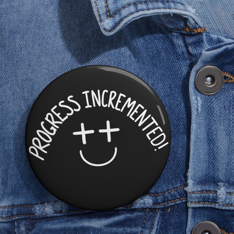 Pulsante pin di codifica divertente incrementato del progresso, piccolo regalo per programmatore sviluppatore di software Web designer ingegnere, spilla in metallo con tecnologia divertente 3"