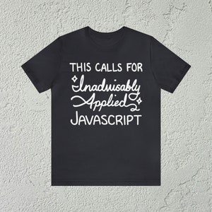 Puede incluir: Camiseta negra con texto blanco que dice "This calls for Inadvisably Applied Javascript".