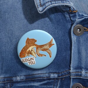 Judgin You Goldfish Pin Button, Funny Judgmental Fish Weird Unique Small Gift for Aquarium Fish Owners Fishtank Animal Lovers Metal Pin