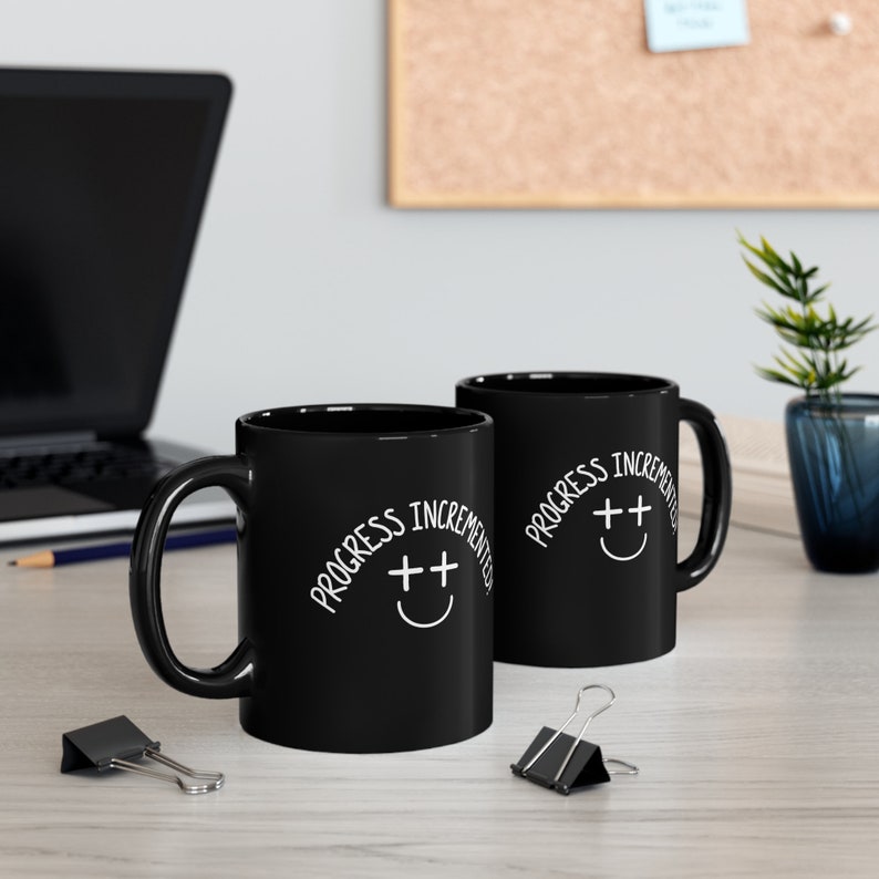 Fortschritt erhöht Lustige Kodierung Kaffeetasse, Geschenk für Programmierer Software Entwickler Web Designer Techniker, lustige Technologie 11 Unze schwarze Tasse Bild 5
