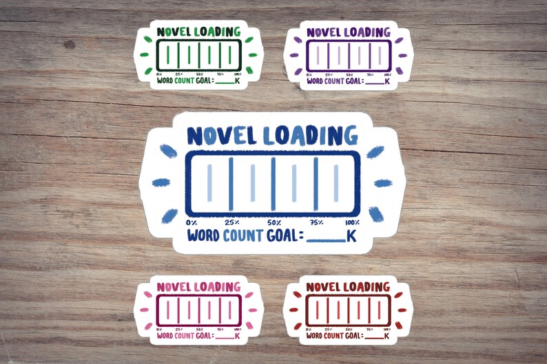 Peut inclure: Cinq autocollants color&eacute;s avec un design de barre de progression qui indique "NOVEL LOADING" et "WORD COUNT GOAL:__K". Les barres de progression sont remplies de diff&eacute;rentes couleurs, notamment le vert, le violet, le bleu, le rose et le rouge.