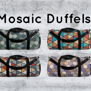 Könnte beinhalten: Vier verschiedene Reisetaschen mit geometrischen Mosaikmustern. Die Taschen sind alle schwarz mit einem schwarzen Riemen. Die Muster umfassen Sechsecke und Dreiecke in verschiedenen Blautönen, Grüntönen, Orangetönen, Rottönen und Brauntönen.