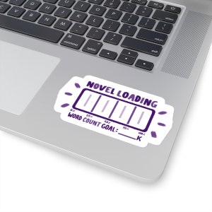 Peut inclure: Un autocollant violet et blanc avec une barre de progression qui indique "NOVEL LOADING" et "WORD COUNT GOAL: ____ K". La barre de progression est remplie de rayures violettes et blanches et indique 75% de compl&eacute;tude.