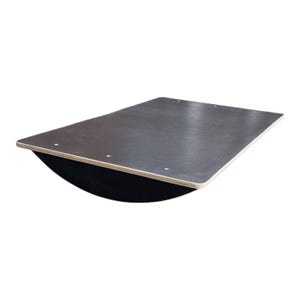Könnte beinhalten: Ein schwarzes Balance Board mit gebogener Basis. Die Oberseite ist dunkelgrau mit einem strukturierten Muster und abgerundeten Ecken. Das Board hat eine hellfarbige Holzkante und kleine Löcher.