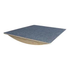Könnte beinhalten: Ein Holz-Balanceboard mit einer grauen, strukturierten Oberfläche. Das Brett ist an der Unterseite gekrümmt, wodurch eine Schaukelbewegung entsteht.
