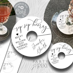 Puede incluir: Marcadores de bebida redondos blancos con caligrafía negra que dice "sip sip hooray" y "Becky & William got married today!" Los marcadores están diseñados para colocarse alrededor de un tallo de vidrio.