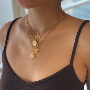 Collar colgante hexagonal de capas iniciales chapadas en oro de 18 quilates / Joyería de carta personalizada / Monograma Minimalista Dainty Regalo estético /