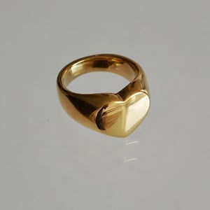 Anello d&#39;amore placcato in oro / Dichiarazione impilabile grosso anello da mignolo a forma di cuore / Base in acciaio inossidabile ponderata / Resistente all&#39;appannamento e all&#39;acqua /