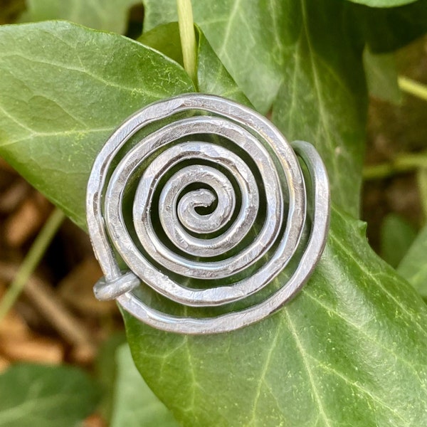 Anello a spirali in alluminio, color argento. Fatto a mano, handmade. Anallergico, 100% nichel free. Personalizzabile. Aluminium jewelry.