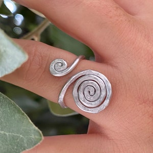 Anello a spirali in alluminio, color argento. Fatto a mano, handmade. Anallergico, 100% nichel free. Personalizzabile. Aluminium jewelry. immagine 1