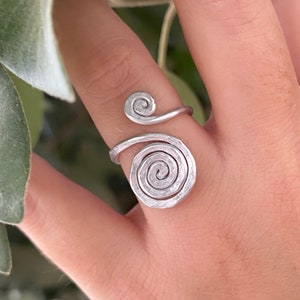 Anello a spirali in alluminio, color argento. Fatto a mano, handmade. Anallergico, 100% nichel free. Personalizzabile. Aluminium jewelry. immagine 3