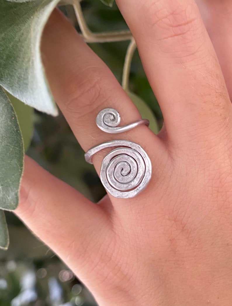 Anello a spirali in alluminio, color argento. Fatto a mano, handmade. Anallergico, 100% nichel free. Personalizzabile. Aluminium jewelry. immagine 3