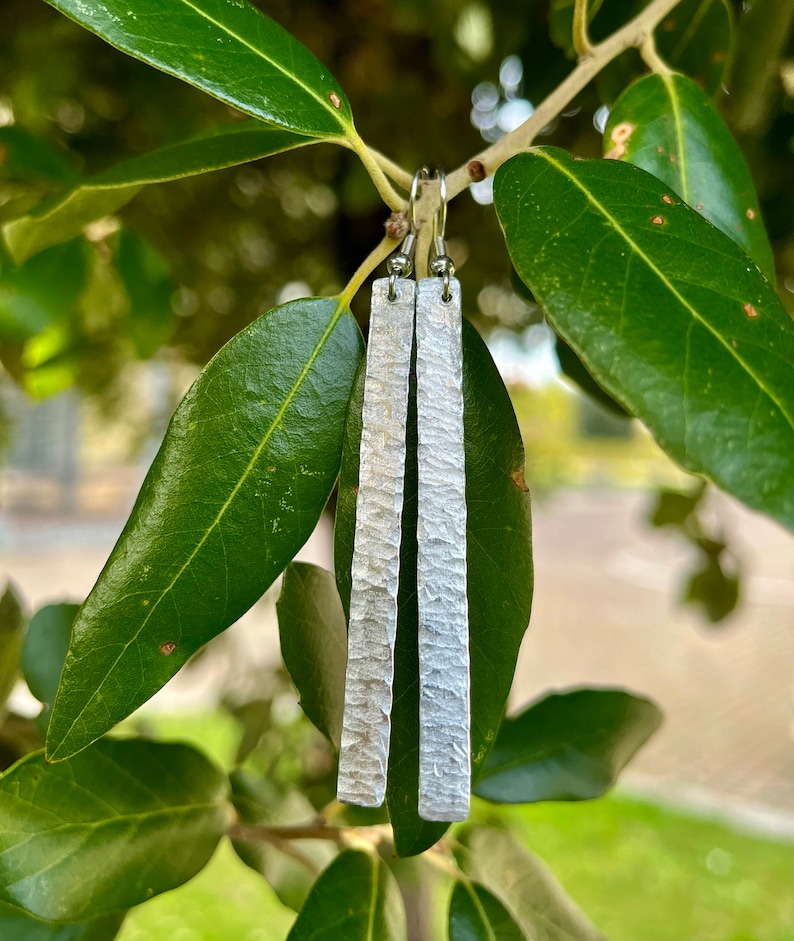 Orecchini pendenti in Argento 925. Orecchini in foglio di alluminio battuto. Gioielli fatti a mano. Anallergici, nichel free. Personalizzali immagine 5