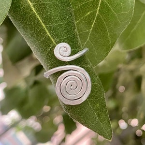 Anello a spirali in alluminio, color argento. Fatto a mano, handmade. Anallergico, 100% nichel free. Personalizzabile. Aluminium jewelry. immagine 5