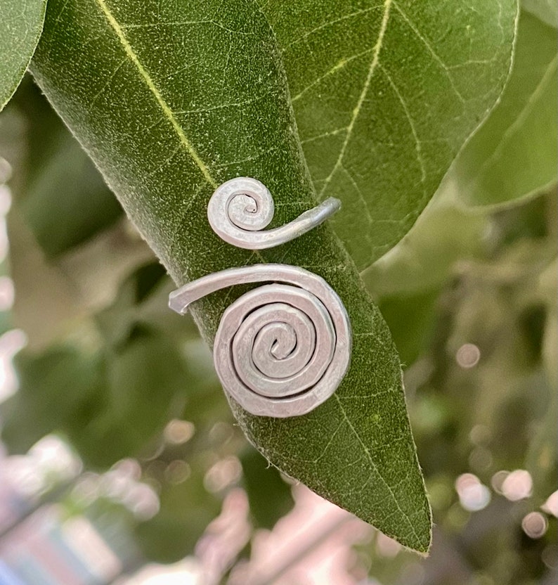 Anello a spirali in alluminio, color argento. Fatto a mano, handmade. Anallergico, 100% nichel free. Personalizzabile. Aluminium jewelry. immagine 5