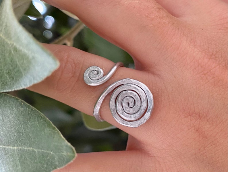 Anello a spirali in alluminio, color argento. Fatto a mano, handmade. Anallergico, 100% nichel free. Personalizzabile. Aluminium jewelry. immagine 1