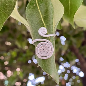 Anello a spirali in alluminio, color argento. Fatto a mano, handmade. Anallergico, 100% nichel free. Personalizzabile. Aluminium jewelry. immagine 4
