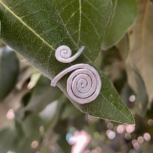 Anello a spirali in alluminio, color argento. Fatto a mano, handmade. Anallergico, 100% nichel free. Personalizzabile. Aluminium jewelry. immagine 2