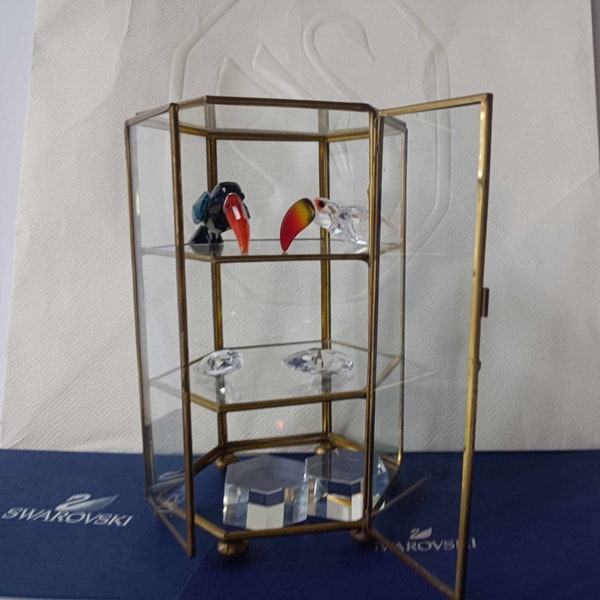 Vitrine à bijoux en verre et laiton et 2 figurines miniatures en cristal Swarovski à la retraite.