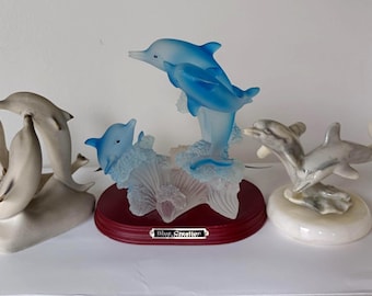 Conjunto de 3 estatuetas de golfinhos – Esculturas oceânicas em porcelana e azul (item de colecionador vintage).