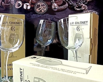 Conjunto de 3 taças de vinho da marca J.P. Chenet na embalagem original.