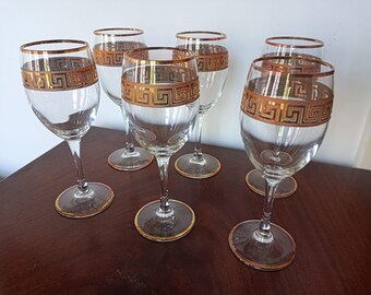 Taças de vinho branco Fratelli Fume 6 com detalhes em dourado.