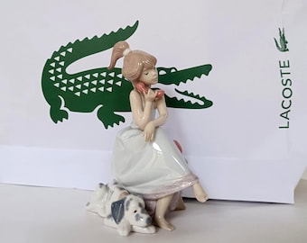 Estatueta de porcelana "Chit Chat" da Lladro – Menina falando ao telefone com um cachorro dálmata, Lacoste/Hermes/ Sacola de presente.