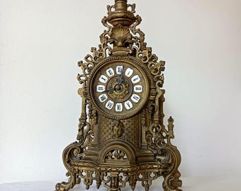 Relógio de mesa ornamentado em latão estilo antigo – funciona a bateria, estilo rococó revival com querubim.