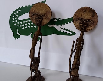 Par de estatuetas antigas de latão representando tribos africanas – Casal de guerreiros de 24 cm (9,5 polegadas).