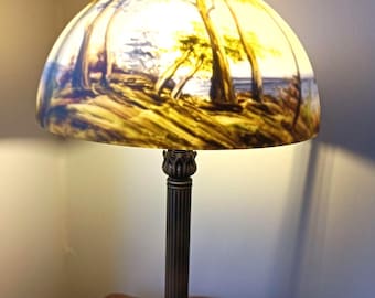 Abajur de mesa vintage estilo Jefferson com cúpula de vidro e cena de pôr do sol com árvores.