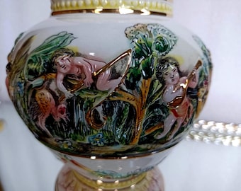 ヴィンテージ カポディモンテ製 象牙色花瓶 金彩装飾付き。イタリア製