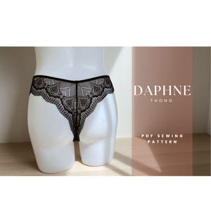 Può includere: Un cartamodello per un tanga in pizzo nero, mostrato su un manichino bianco. Il cartamodello si chiama "Daphne Thong" ed è un cartamodello di cucito PDF.