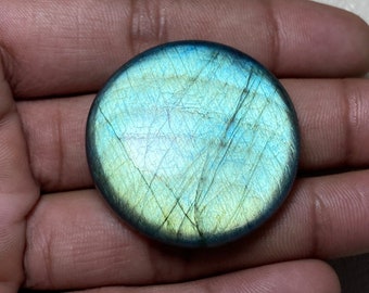 Magnifique cabochon vert flashy en labradorite de qualité - 38 x 7 mm. Pierres précieuses en labradorite de forme ronde fabriquées à la main pour la fabrication de bijoux.