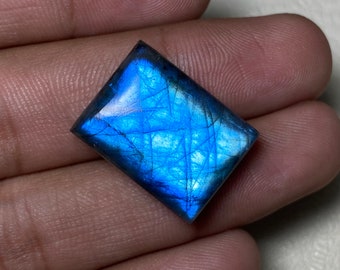 Taille du cabochon labradorite flashy bleu brillant - 16,50x22x8 mm. Pierre précieuse en vrac fabriquée à la main en forme de rectangle poli des deux côtés pour la fabrication de bijoux.