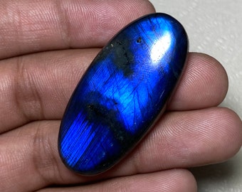 Cabochon labradorite flashy bleu foncé de forme ovale polie des deux côtés. 22x46,50x8 MM. À un prix raisonnable et bas, pierres précieuses en vrac pour bijoux. !