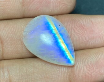 Très joli cabochon en pierre de lune arc-en-ciel blanc flashy bleu. 17x25x7 MM. Polissage à la main en gros et à bas prix, pierres précieuses en vrac pour bijoux.!