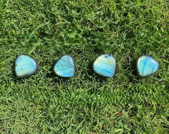Flashy Green Labradorite Cabochon: Heart-Shaped Gemstone for Jewelry