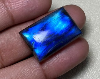 Esprit époustouflant ~ Cabochon bleu foncé en labradorite flashy - 18,50 x 26,50 x 8 mm. Pierres précieuses en vrac de forme rectangulaire polonaise lisse pour bijoux.