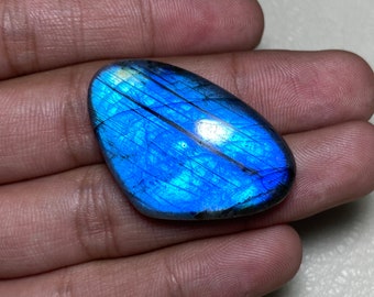Magnifique cabochon labradorite flashy bleu foncé en forme de cœur poli à la main, pierre précieuse naturelle fabriquée à la main. 25,50x39,50x8 MM. Pour les bijoux.