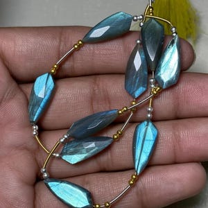 Perles de labradorite à reflets bleus – 9 pierres précieuses de forme fantaisie (8 x 16 - 10 x 30 mm)