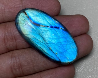 Impressionnant - Rare cabochon de labradorite flashy des deux côtés de forme ovale polonaise. 23,50 x 46 x 6,50 mm. Pierres précieuses naturelles en vrac à un prix raisonnable et bas !