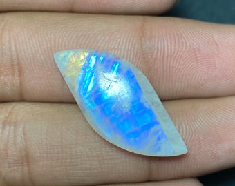 Le plus beau ~ Designer Blue Flashy Rainbow Moonstone Cabochon Smooth Polish Loose Gemstone. 31x14x5 MM. Forme fantaisie pour bijoux..