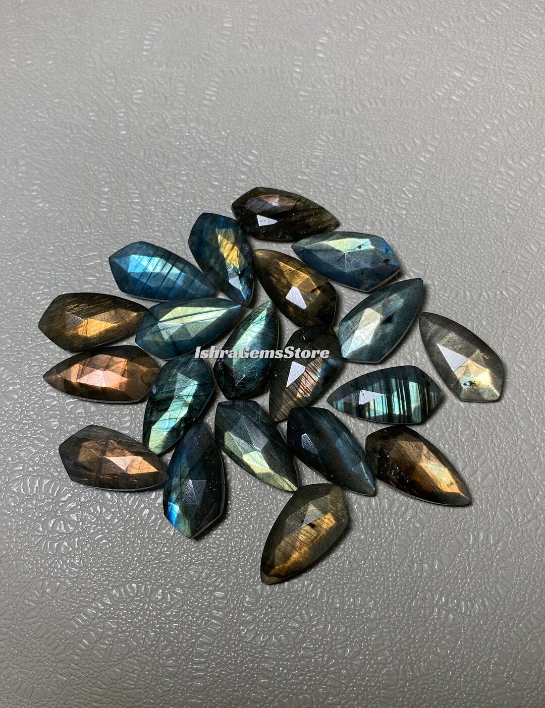 マルチファイア ラブラドライト ジェムストーン - ローズカット カイト