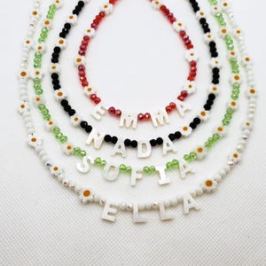 Colar de margarida personalizado, colar com nome de margarida, colar de flores para crianças, colar de margarida para meninas, colar de margarida feito à mão