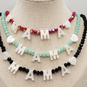 Colar personalizado com contas, colar com nome personalizado, colar com letra de madrepérola, colar com nome e coração, colar com nome da mãe